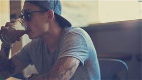 根據英國「太陽報」報導指出，一名27歲男子和朋友相約去一間牛排餐廳共進晚餐，沒想到他們的服裝不符合餐廳規定遭員工拒絕在門外，並且還對他們穿著品頭論足，男子強調先前還有跟餐廳服務生確認可否穿半正式休閒裝（smart casual），受到這樣的對待讓男子感到相當不滿，並描述自己當時就像是「二等公民」。喝咖啡,男子,刺青（圖／翻攝自Pixabay）