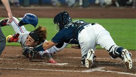 ▲德州遊騎兵秋信守（左）現役奮戰。（圖／美聯社／達志影像）