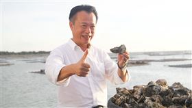 翁章梁推薦中秋烤肉最夯食材東石蚵中秋節將至，縣長翁章梁（圖）16日再度當起推銷員直播，推薦中秋烤肉最夯食材「東石蚵」，新鮮、肥美、彈牙、多汁，希望促進牡蠣的銷售量，增加蚵農收入。（嘉義縣政府提供）中央社記者蔡智明傳真  109年9月16日