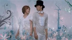 合唱「愛的主旋律」　卓文萱悲痛發文（圖／翻攝自
滾石唱片YouTube）