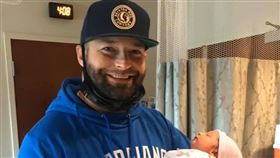 伍鐸抱著剛出身的男寶寶。(圖／富邦悍將提供)