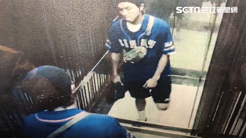 小鬼最後身影曝　頭戴鴨舌帽開心返家