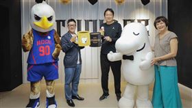 ▲政大雄鷹和cama café聯名打造「cama café台北政大店」。（圖／英雄育樂提供）