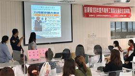 苗栗縣外籍勞工道路交通安全宣導會苗栗縣警察局16日表示，全國路口交通安全大執法實施半個月，苗栗縣累計舉發3360件。除對一般國人宣導法規，也結合苗栗縣工業會到工業區共同辦理多國語言道路交通安全宣導會，針對外籍移工、新住民加強宣導。（苗栗縣警局提供）中央社記者管瑞平傳真　109年9月16日