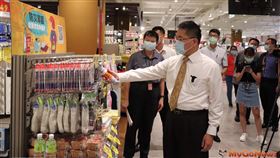 徐國勇部長檢視賣場防災專區陳列物品（圖／內政部）