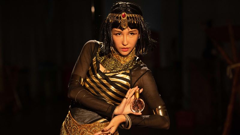 女星薄紗裹奶害羞　扮埃及豔后處女秀