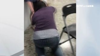 獨家／婦失控吐警口水　遭法辦突下跪
