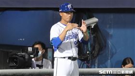 ▲富邦悍將三壘指導教練鄭兆行。（圖／記者劉彥池攝影）