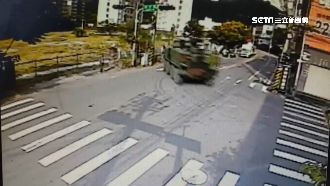 雲豹甲車轉彎卡　轉向機油封破裂導致