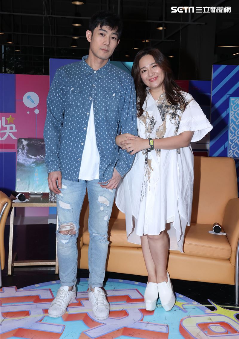 施易男、羅美玲安安大明星舞台劇宣傳。（記者邱榮吉/攝影）