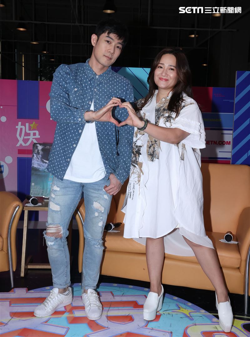 施易男、羅美玲安安大明星舞台劇宣傳。（記者邱榮吉/攝影）