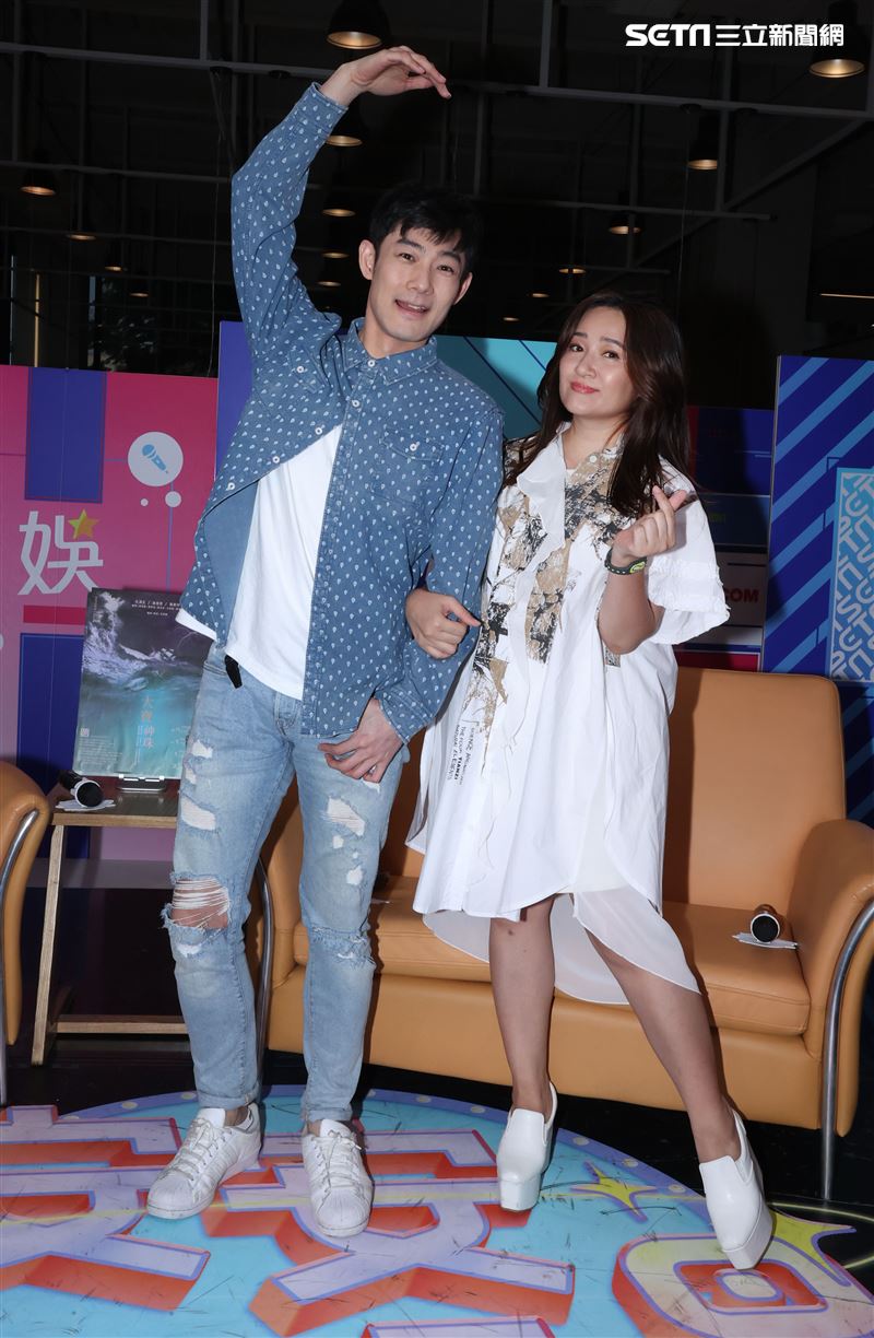 施易男、羅美玲安安大明星舞台劇宣傳。（記者邱榮吉/攝影）