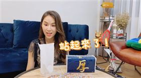 五月花厚棒挑戰！4主播玩「立紙」　張齡予嬌喊：太驚人了