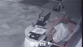 飯店櫃台半夜出現「白色幽靈」。（圖／翻攝自現代快報）