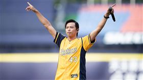 小鬼黃鴻升為中信兄弟表演。（圖／中信兄弟提供，誤刪）