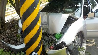 姐弟戀開車爆爭執　撞電線桿1死1傷