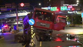 砂石車疑閃小黃失控　撞分隔島狂漏油