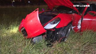 保時捷失控撞大貨車！車頭撞爛成廢鐵