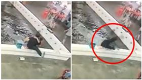 情侶釣蝦。（圖／翻攝自《爆料公社》）