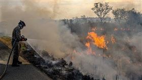 8個歐洲國家15日致函巴西副總統莫勞，抗議巴西的環境政策。圖為巴西消防人員8月13日在撲滅塞拉多草原大火。（圖／翻攝自facebook.com/bombeirosmt）
