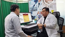 醫師透過醫守的用藥安全系統(MedGuard)向病人解示意圖（圖／臺北醫學大學提供）