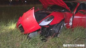 台中紅色保時捷衝出國道摔成廢鐵／翻攝畫面