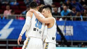 林書豪與翟曉川。（圖／翻攝自翟曉川微博）