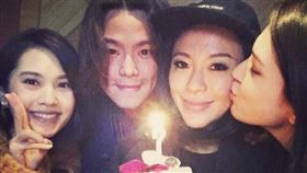 許瑋甯悼念小鬼，深夜IG發合照。（圖／翻攝自許瑋甯IG）