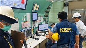 高市乙烯外洩 市府人員進廠做端點壓力檢測高雄市乙烯外洩持續進行查漏，為了掌握工廠端輸送壓力變化，市府環保局人員進廠檢測，並監看管線持壓近30小時的變化數據。（高市府提供）中央社記者王淑芬傳真  109年9月16日