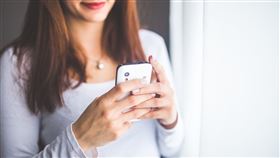 手機，滑手機、看手機，圖／翻攝自Pixabay