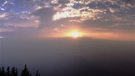 美國華盛頓州野火延燒，西雅圖近日空氣品質比北京還糟。圖為國家氣象局西雅圖分部15日在推特上分享低空被煙塵籠罩的景象。（圖／翻攝自twitter.com/NWSSeattle）
