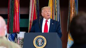 美國總統川普（圖）16日預估今年底前就可派發至少1億劑武漢肺炎疫苗，這番言論與美國疾病管制暨預防中心主任稍早發言相悖，川普說這名官員「搞糊塗了」。（圖／翻攝自facebook.com/WhiteHouse）
