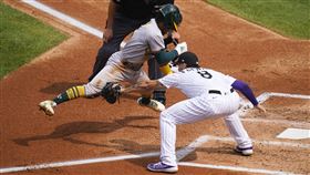 ▲運動家肯普（Tony Kemp）超狂閃身躲過觸殺。（圖／美聯社／達志影像）