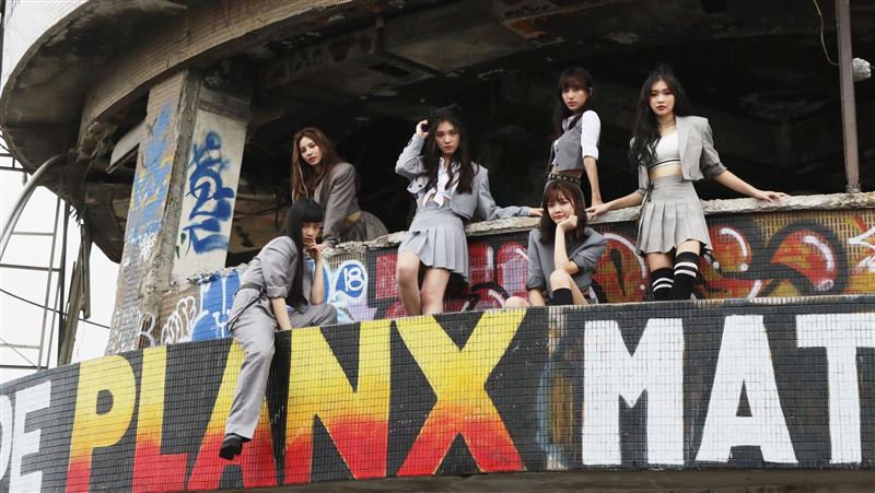廢墟遭潑全身濕　近看竟是6位超辣女