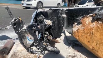女大生騎車追撞　機車瞬間起火燃燒
