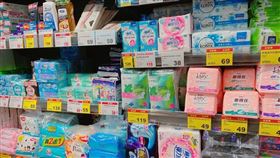 超市衛生棉博覽會，多個品牌推出買一送一。（圖／業者提供）