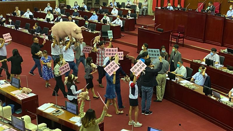 藍議員扛粉紅豬…要求柯承諾拒絕萊豬