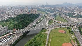 安坑輕軌邁入最後階段　安心橋全橋合龍