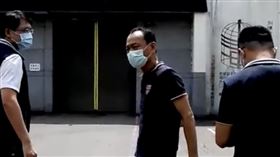 ▲傅姓菜販(中)6年來欠稅加罰鍰一共約1億4千萬元拒繳，行政執行署台北分屬聲請管收獲准，蔡男被押解到管收所執行管收。（圖／翻攝畫面）