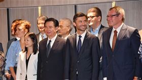 投資歐盟論壇預告記者會（1）「投資歐盟論壇」17日在台北舉行預告記者會，外交部長吳釗燮（前右3）、歐洲經貿辦事處代表高哲夫（Filip Grzegorzewski）（前右2）等人出席，期待促進台歐之間的經貿合作。中央社記者鄭清元攝　109年9月17日