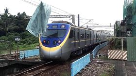 台鐵電車線驚見大面帆布　台鐵3188次列車17日上午行經九曲堂到鳳山間西正線時，因電車線上有掛有大面帆布，導致列車無法前進，列車只得退回九曲堂改行東正線。台鐵派員處理後，中午已將狀況排除。（民眾提供）中央社記者王淑芬傳真　109年9月17日