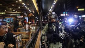 香港831反送中　灣仔鎮暴警入夜展開驅離香港反送中運動延燒，示威者31日晚間轉進至灣仔警察總部南面軒尼詩道、鄰近修頓球場處，鎮暴警察也整隊到場強勢驅離，氣勢驚人，與一旁商家內消費民眾形成對比。中央社記者吳家昇香港攝　108年8月31日