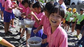 東海岸放流雀鯛　邀國小師生參與（1）台東縣政府農業處等單位17日在成功鎮基翬漁港放流8000尾雀鯛，特別邀請三仙國小與成功國小近70名師生參與，盼讓下一代更加認識自己土地的海洋生態。（台東縣政府提供）中央社記者李先鳳傳真　109年9月17日