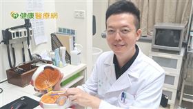 台大醫院眼科部謝易庭醫師表示，一發現有視力異常，就應立即就醫檢查，才能早期發現早期治療，預防糖尿病視網膜病變及黃斑部水腫所造成的視力永久性受損。