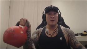 館長中彈後第20天，狂舉壺鈴訓練，展現驚人恢復力。（圖／翻攝自館長YouTube）