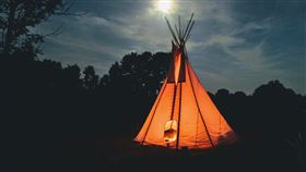 露營地帳篷空無一人，旁邊竟有一地人類遺骸。（圖／翻攝自pixabay）