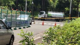 乙烯管線路徑灑水抓漏點高雄市發生乙烯外洩事件，管線殘氣已經排空，14日起以高壓氮氣於管線建壓、持壓，環保局也在管線路徑灑水，盼透過壓力氣泡找出漏點。中央社記者王淑芬攝  109年9月14日