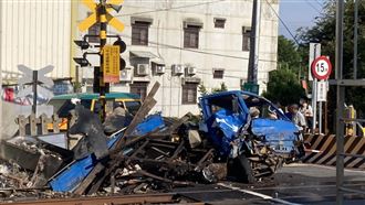 撞擊現場曝！苗栗火車撞貨車燒成火團
