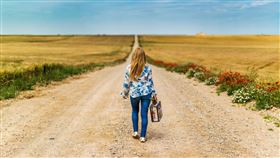 出國工作,海外工作,旅行,出遊,觀光,行李箱,女孩,女生,女性,正妹,長髮妹,孤獨,孤單,背影,寂寞,一個人（pixabay, josealbafotos）