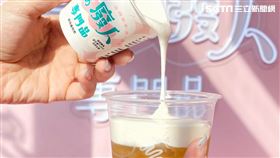 鮮乳坊、喫茶小舖合推「優格奶蓋飲」（圖／鮮乳坊提供）